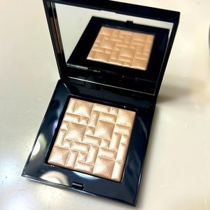 Never used Bobbi Brown Highlighting Powder-Quarts Glow